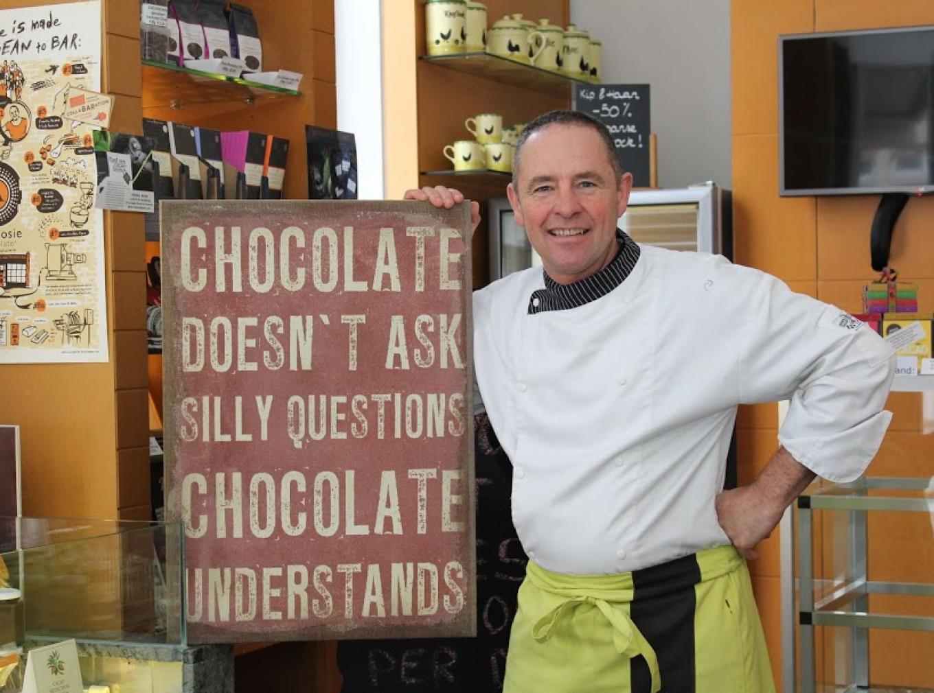 Chocolatier Geert Vercruysse poseert in zijn zaak